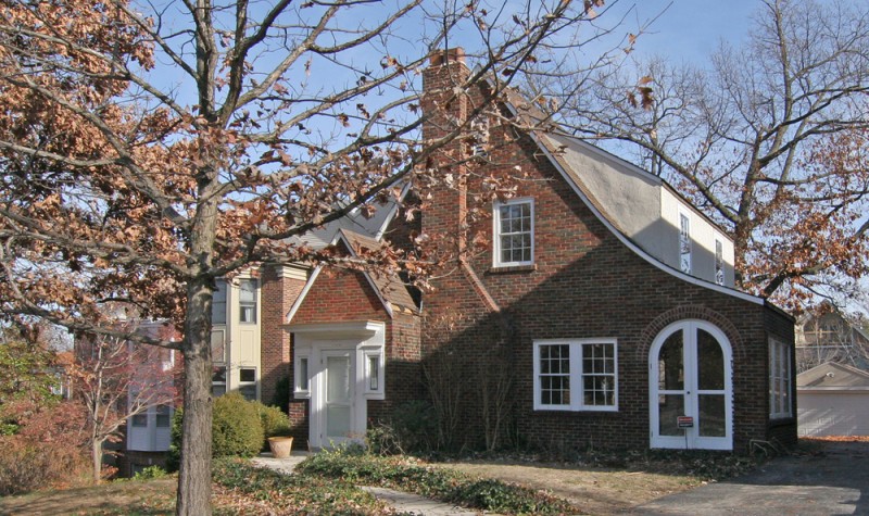 A real-life example of the home Virginia Johnson lived in after her 1956 divorce. Her actual home was in the spot of the modern condo shown to the left of this home.